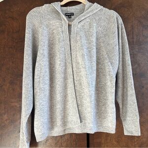 100% Cashmere Light Gray Cardigan with a hook and eye closure